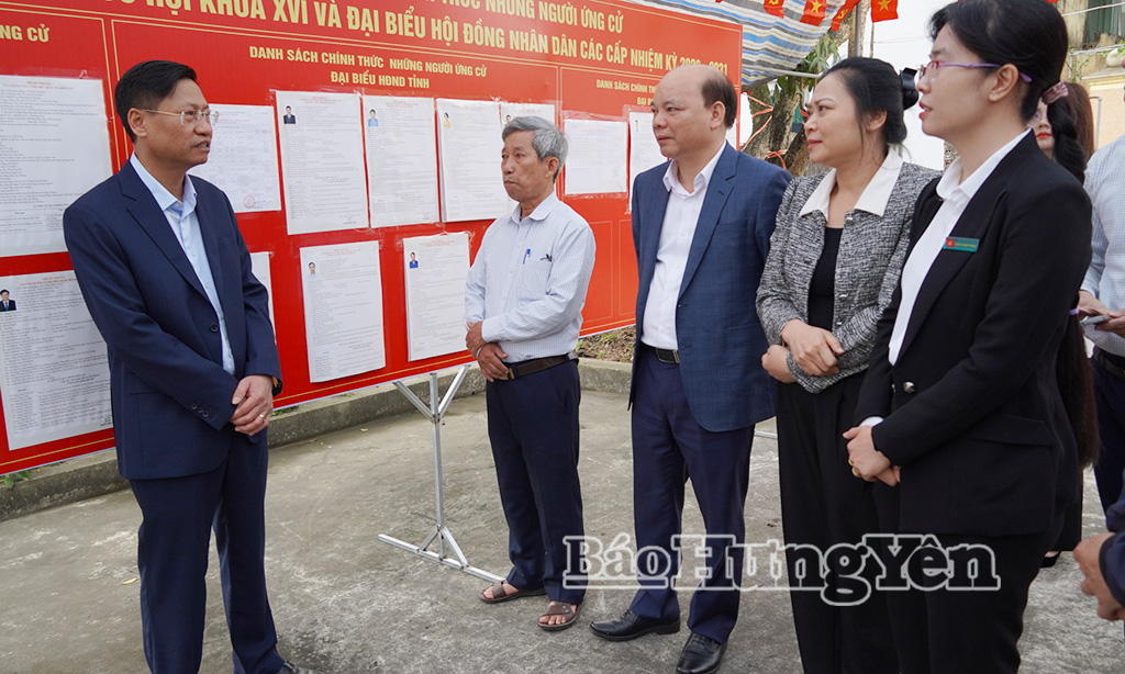 Đồng chí Phó Chủ tịch HĐND tỉnh, Phó Chủ tịch Ủy ban bầu cử tỉnh kiểm tra tại xã Tân Thuận.