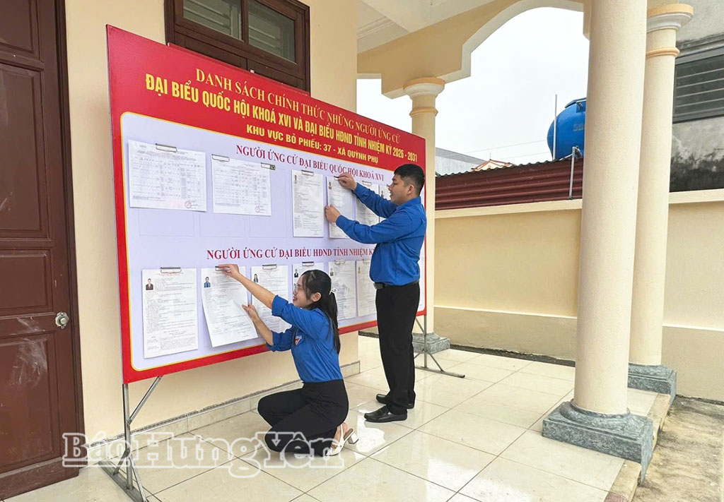 Đoàn viên, thanh niên xã Quỳnh Phụ hỗ trợ công tác chuẩn bị bầu cử.