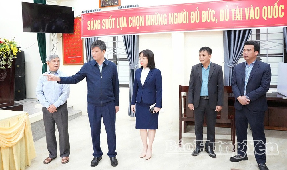 Đồng chí Lê Xuân Tiến, Ủy viên Ban Thường vụ VV88 casino, Phó Chủ tịch Thường trực HĐND tỉnh kiểm tra một điểm bỏ phiếu tại xã Chí Minh.