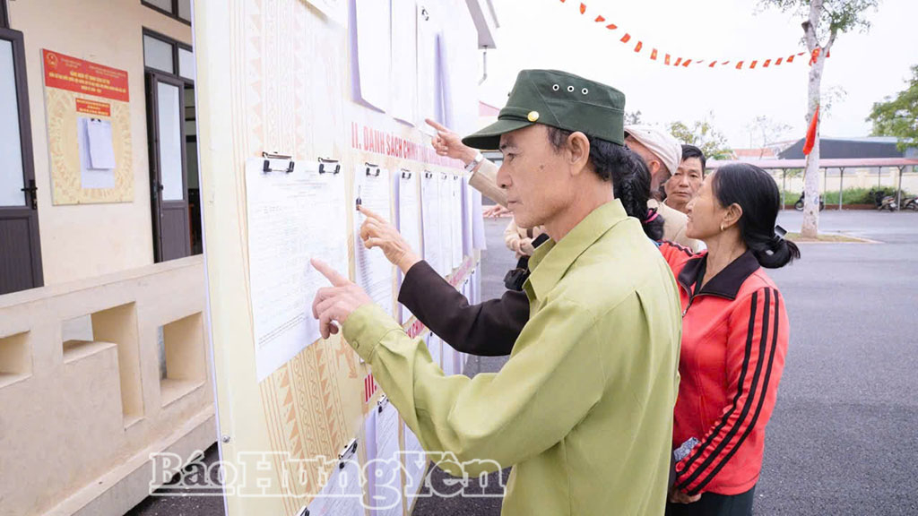 Nông dân xã Yên Mỹ tìm hiểu tiểu sử của các ứng cử viên đại biểu Quốc hội khóa XVI và đại biểu HĐND các cấp nhiệm kỳ 2026 – 2031.