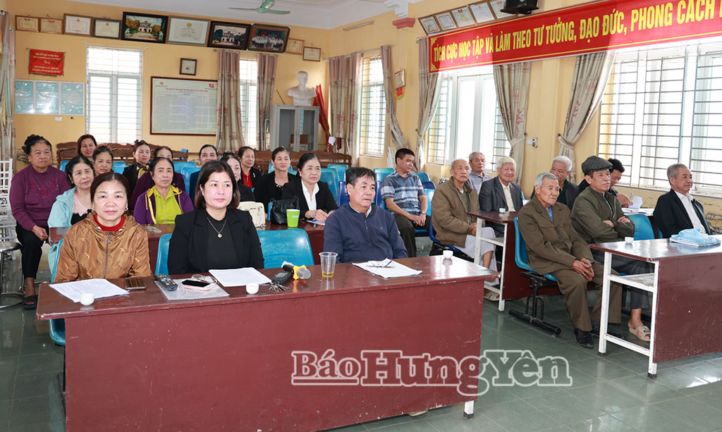 Cử tri tổ dân phố Lỗ Xá theo dõi các ứng cử viên đại biểu HĐND phường Mỹ Hào khóa II, nhiệm kỳ 2026 - 2031 trình bày chương trình hành động bằng hình thức trực tuyến.