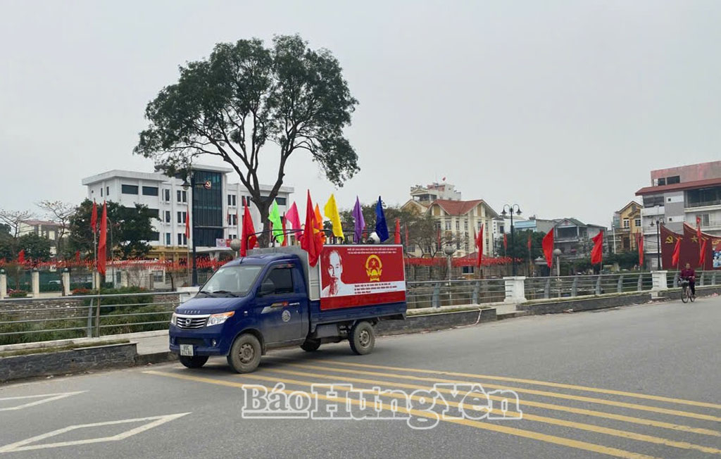 Xe tuyên truyền lưu động về bầu cử trên các tuyến đường của phường Mỹ Hào.