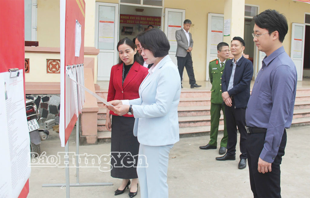 Ban bầu cử số 06 kiểm tra công tác chuẩn bị bầu cử tại xã Đức Hợp.