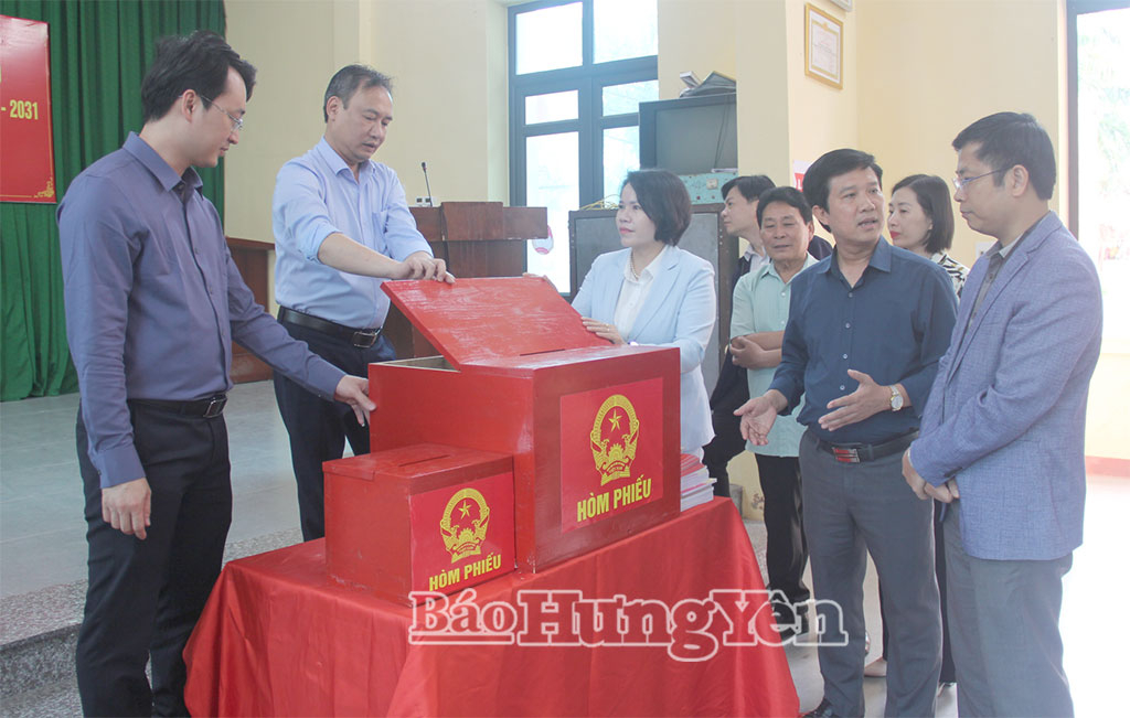 Ban bầu cử số 06 kiểm tra công tác chuẩn bị bầu cử tại phường Sơn Nam.