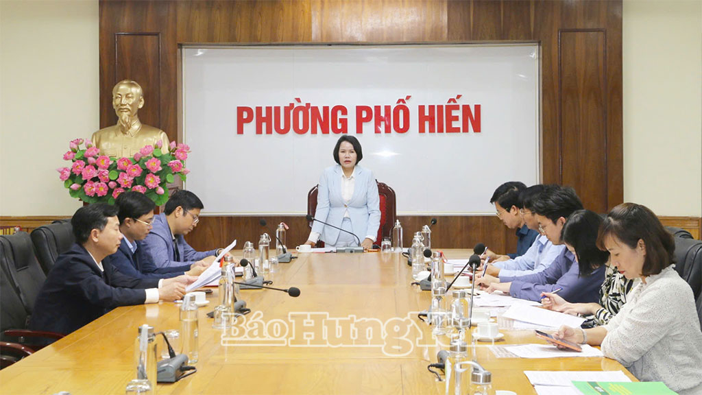 Đồng chí Hiệu trưởng Trường Chính trị Nguyễn Văn Linh Quách Thị Hương làm việc với các phường: Phố Hiến, Sơn Nam và Hồng Châu.