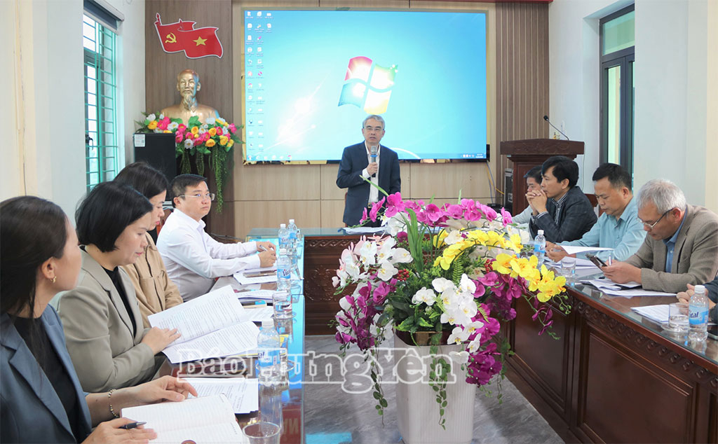 Đồng chí Giám đốc Sở Giáo dục và Đào tạo phát biểu lại buổi làm việc với các xã về công tác chuẩn bị bầu cử.