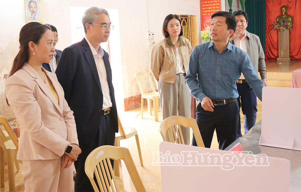 Lãnh đạo xã Nam Cường báo cáo công tác chuẩn bị bầu cử tại thôn Hữu Vi Nam, xã Nam Cường. 