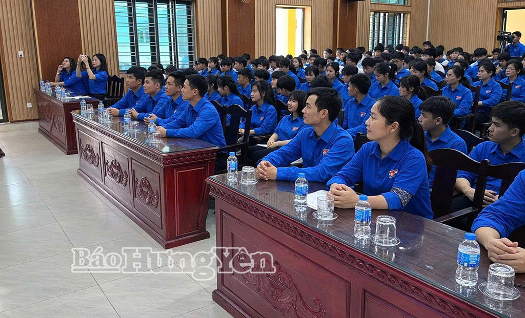 Đoàn Thanh niên xã Quỳnh Phụ tổ chức hội nghị tuyên truyền Luật Bầu cử đại biểu Quốc hội và đại biểu HĐND dành cho cử tri trẻ đủ 18 tuổi và các cử tri lần đầu tham gia bỏ phiếu bầu cử trên địa bàn.