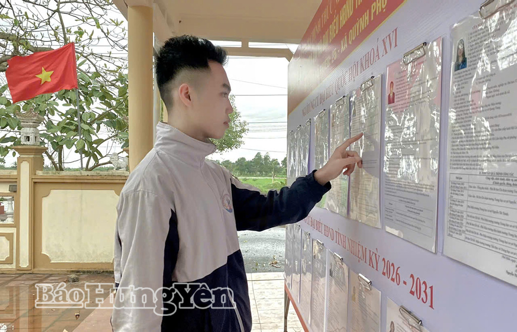 Em Vũ Đức Hải, cử tri trẻ ở thôn Tân Thái (xã Quỳnh Phụ) tìm hiểu thông tin về những người ứng cử đại biểu Quốc hội khóa XVI và đại biểu HĐND các cấp nhiệm kỳ 2026 - 2031.