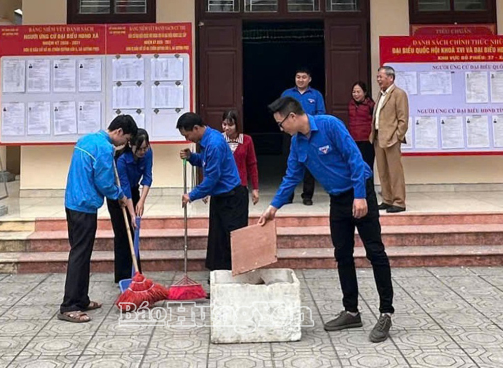 Thanh niên xã Quỳnh Phụ làm sạch đẹp khu vực bỏ phiếu bầu cử.