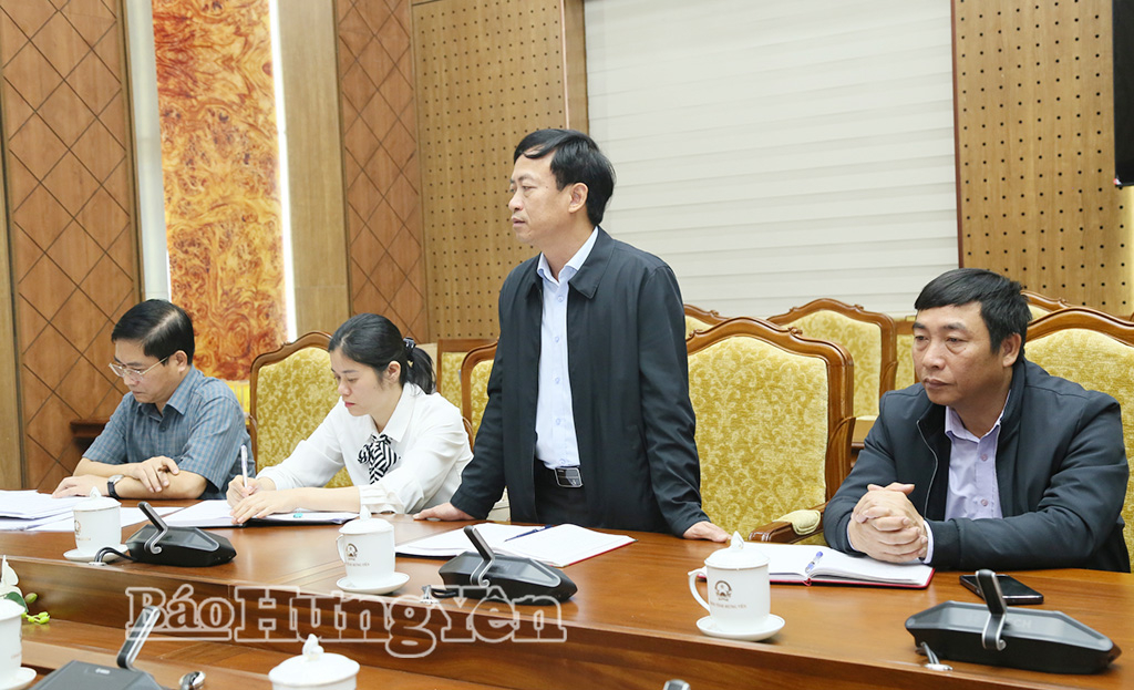 Thành viên Ban bầu cử đại biểu HĐND tỉnh số 8 báo cáo công tác triển khai bầu cử tại địa phương.