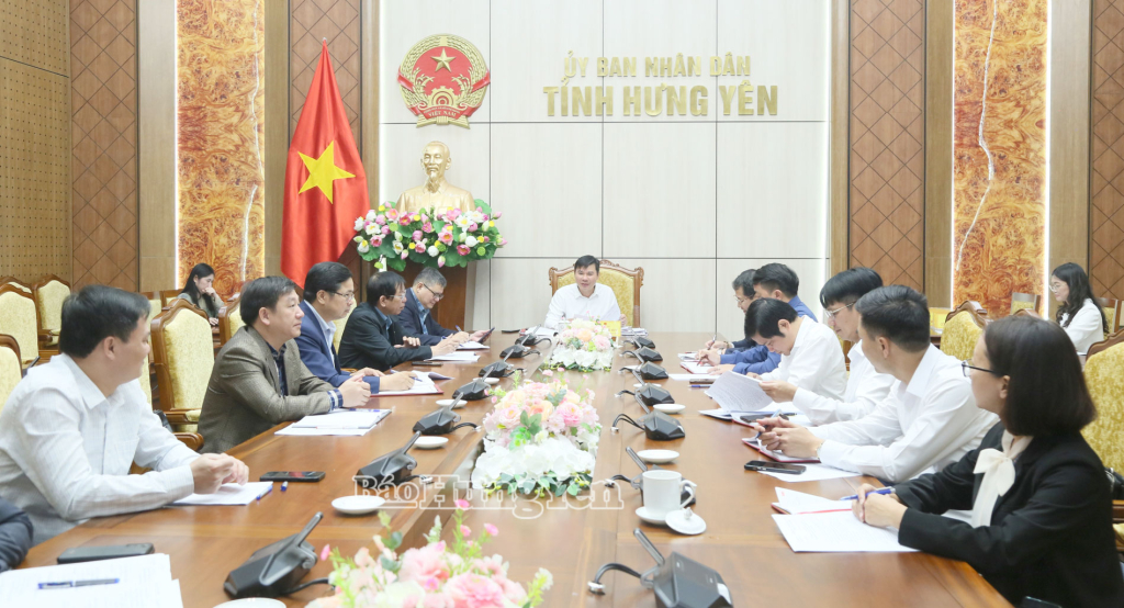 Đồng chí Phó Chủ tịch Thường trực UBND tỉnh Nguyễn Lê Huy chủ trì cuộc họp.