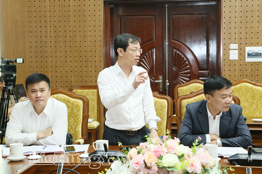 Thành viên Ban bầu cử đại biểu Quốc hội số 3 báo cáo tiến độ triển khai công tác bầu cử đại biểu Quốc hội khóa XVI tại các đơn vị. 