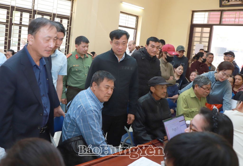 Đồng chí Phó Chủ tịch UBND tỉnh Nguyễn Hùng Nam thăm, động viên người dân xã Châu Ninh nhận tiền bồi thường hỗ trợ giải phóng mặt bằng.