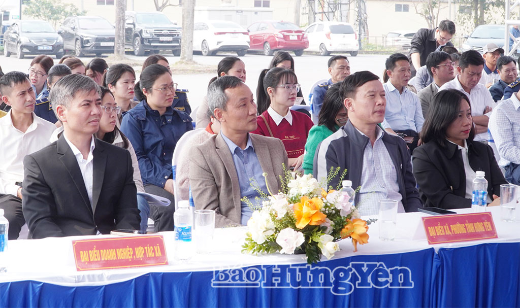 Các đại biểu dự buổi lễ.