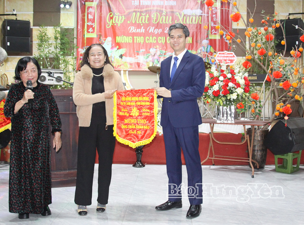 Đồng chí Trưởng ban Tuyên giáo và Dân vận Tỉnh ủy trao quà chúc thọ cho hội viên cao tuổi Hội đồng hương Hưng Yên tại tỉnh Ninh Bình.