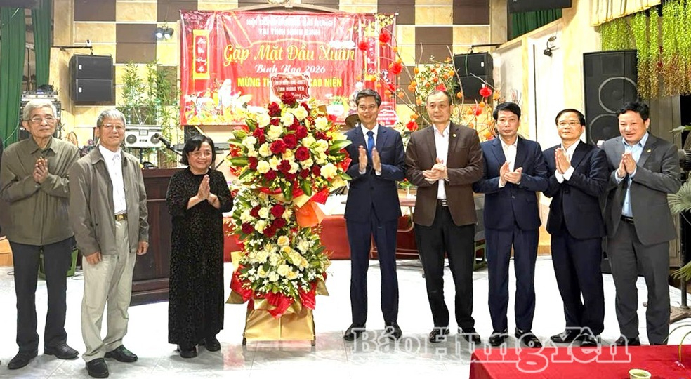 Đồng chí Trưởng ban Tuyên giáo và Dân vận Tỉnh ủy cùng Đoàn công tác tặng hoa chúc mừng Hội đồng hương Hưng Yên tại tỉnh Ninh Bình.