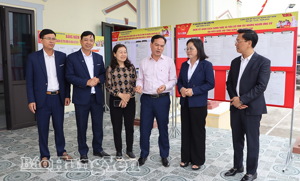 Đồng chí Vũ Ngọc Trì, Phó Chủ tịch HĐND tỉnh, Phó Trưởng ban bầu cử đại biểu Quốc hội số 6 kiểm tra công tác chuẩn bị bầu cử tại thôn Đức Chính, xã Bình Định.