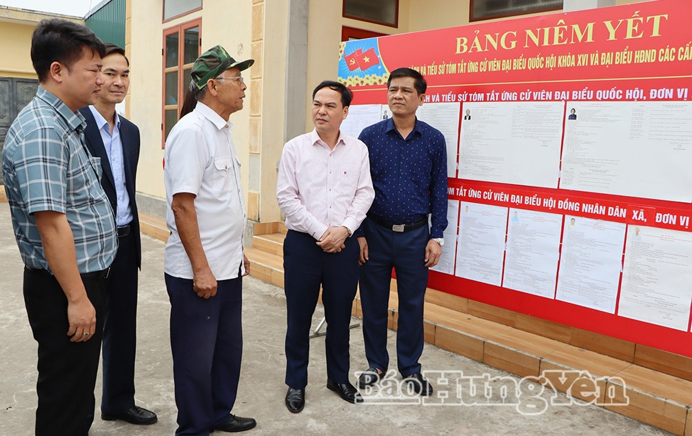 Đồng chí Vũ Ngọc Trì, Phó Chủ tịch HĐND tỉnh, Phó Trưởng ban bầu cử đại biểu Quốc hội số 6 cùng các thành viên trong đoàn kiểm tra công tác chuẩn bị bầu cử tại xã Bình Thanh.