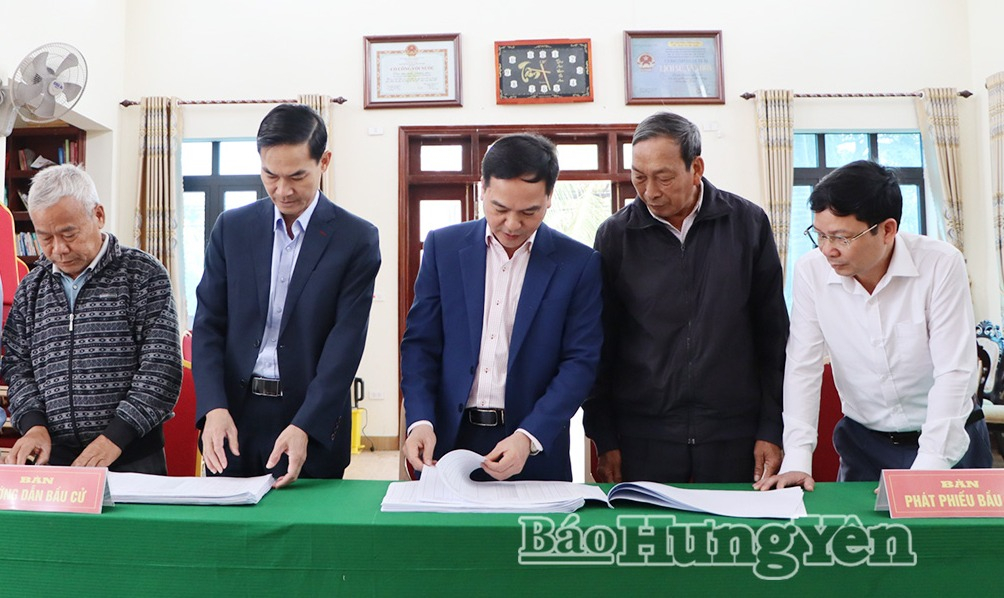 Đồng chí Vũ Ngọc Trì, Phó Chủ tịch HĐND tỉnh, Phó Trưởng ban bầu cử đại biểu Quốc hội số 6 cùng các thành viên trong đoàn kiểm tra công tác chuẩn bị bầu cử tại xã Kiến Xương.