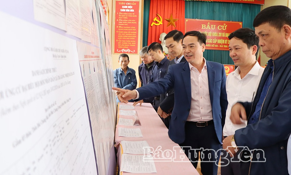 Đồng chí Vũ Ngọc Trì, Phó Chủ tịch HĐND tỉnh, Phó Trưởng ban bầu cử đại biểu Quốc hội số 6 cùng các thành viên trong đoàn kiểm tra công tác chuẩn bị bầu cử tại đơn vị bầu cử số 2, xã Trà Giang.