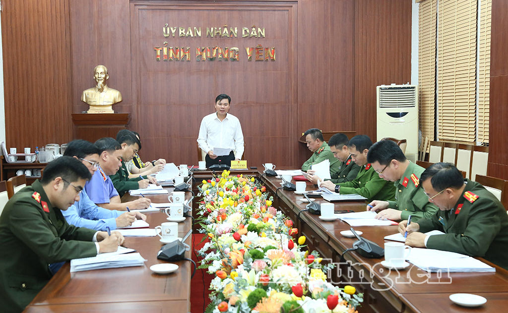 Đồng chí Phó Chủ tịch Thường trực UBND tỉnh, Trưởng Tiểu ban chủ trì phát biểu tại cuộc họp.