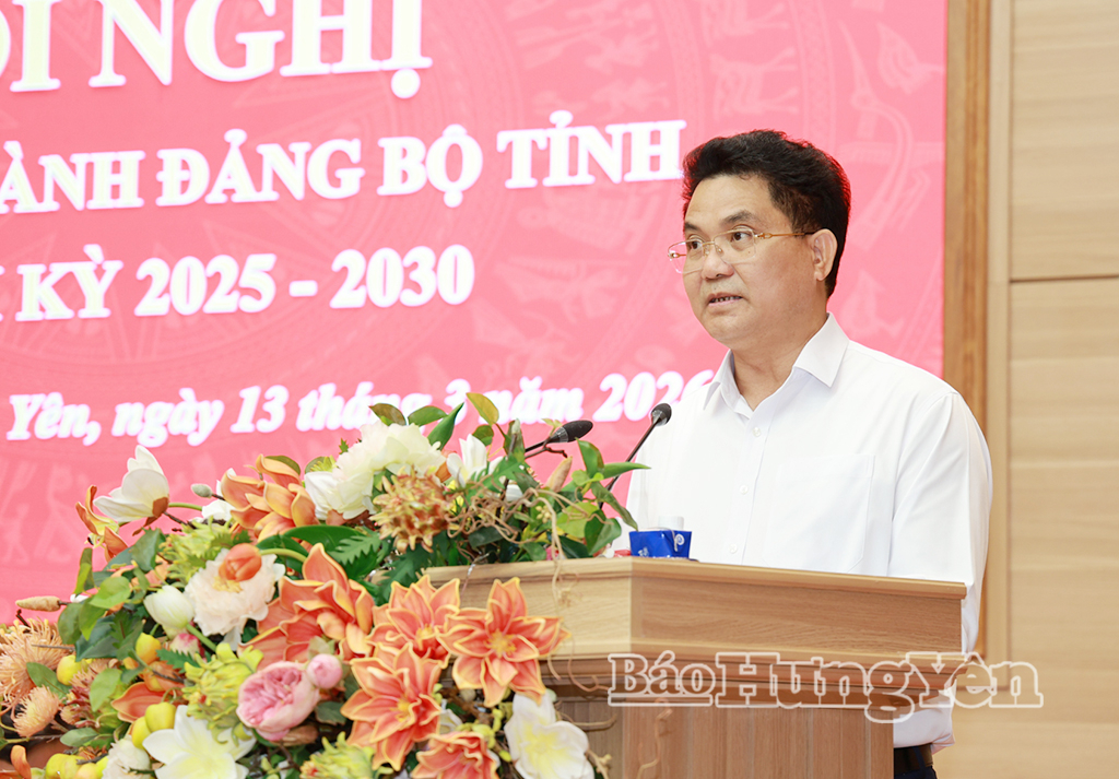 Đồng chí Phó Chủ tịch UBND tỉnh Lê Quang Hòa trình bày báo cáo của Đảng ủy UBND tỉnh về việc tiếp thu, hoàn thiện Đề án thành lập Khu kinh tế tự do VV88id nổ hũ.