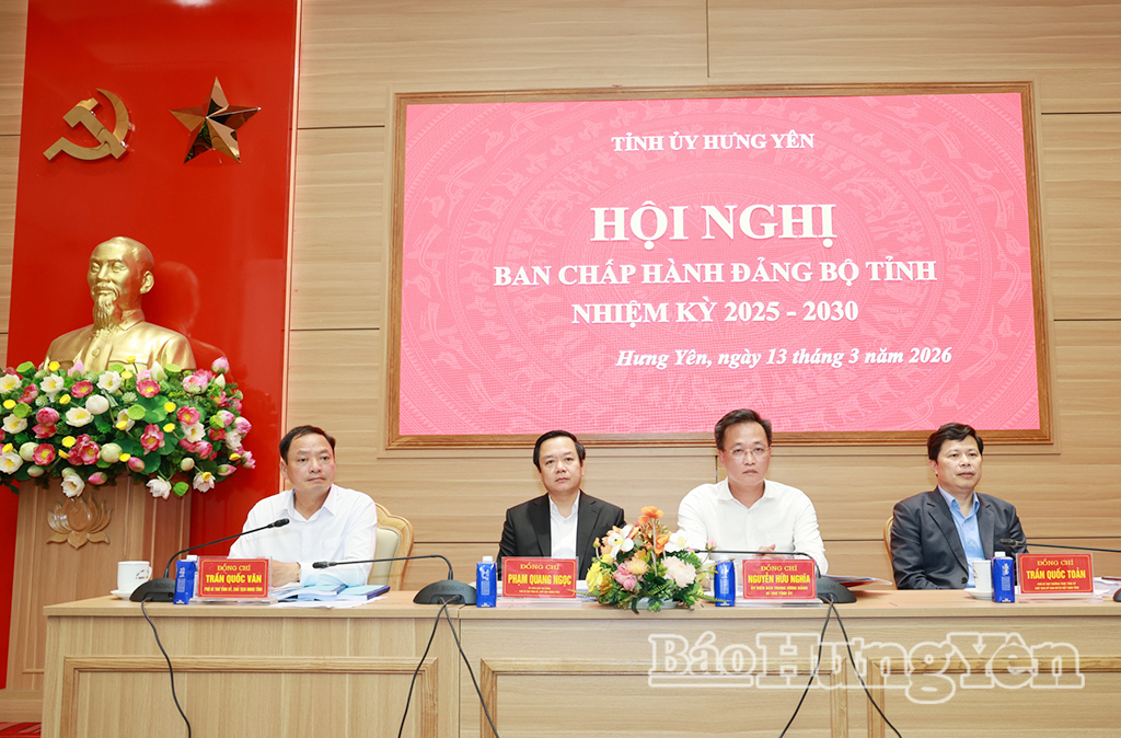 Các đồng chí Thường trực VV88 casino chủ trì hội nghị.