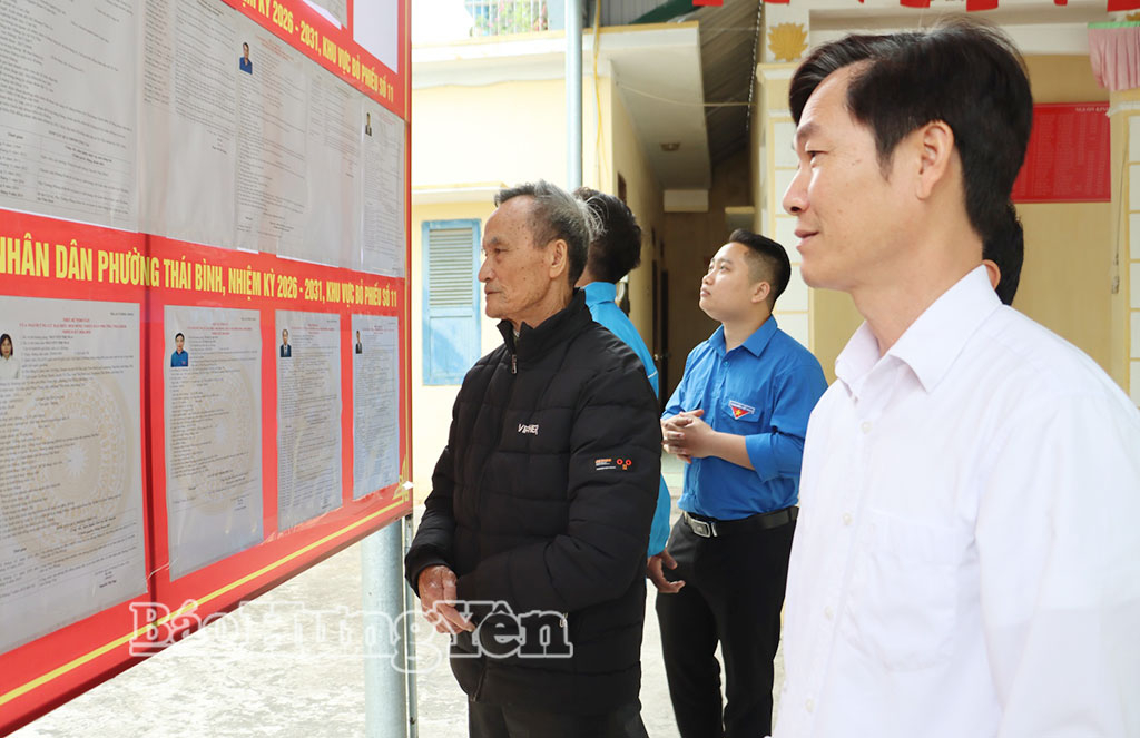 Cử tri phường Thái Bình tìm hiểu tiểu sử người ứng cử tại nhà văn hóa tổ 17.