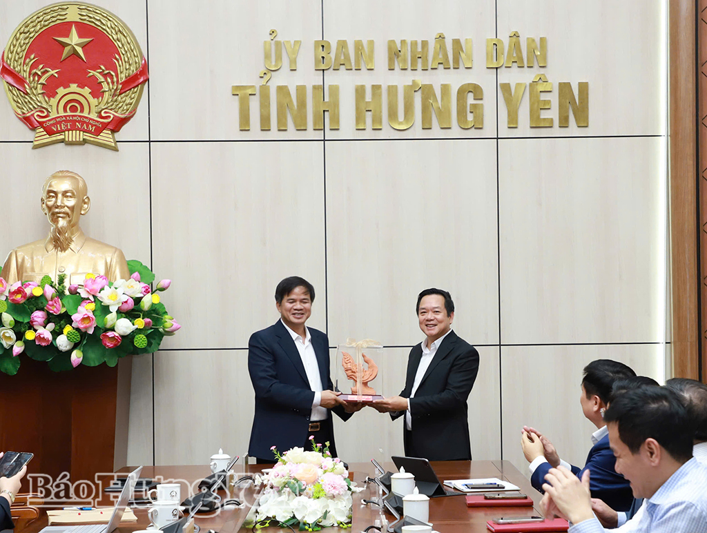 Đồng chí Chủ tịch UBND tỉnh Phạm Quang Ngọc tặng quà lưu niệm PGS.TS Đào Xuân Cơ, Giám đốc Bệnh viện Bạch Mai.