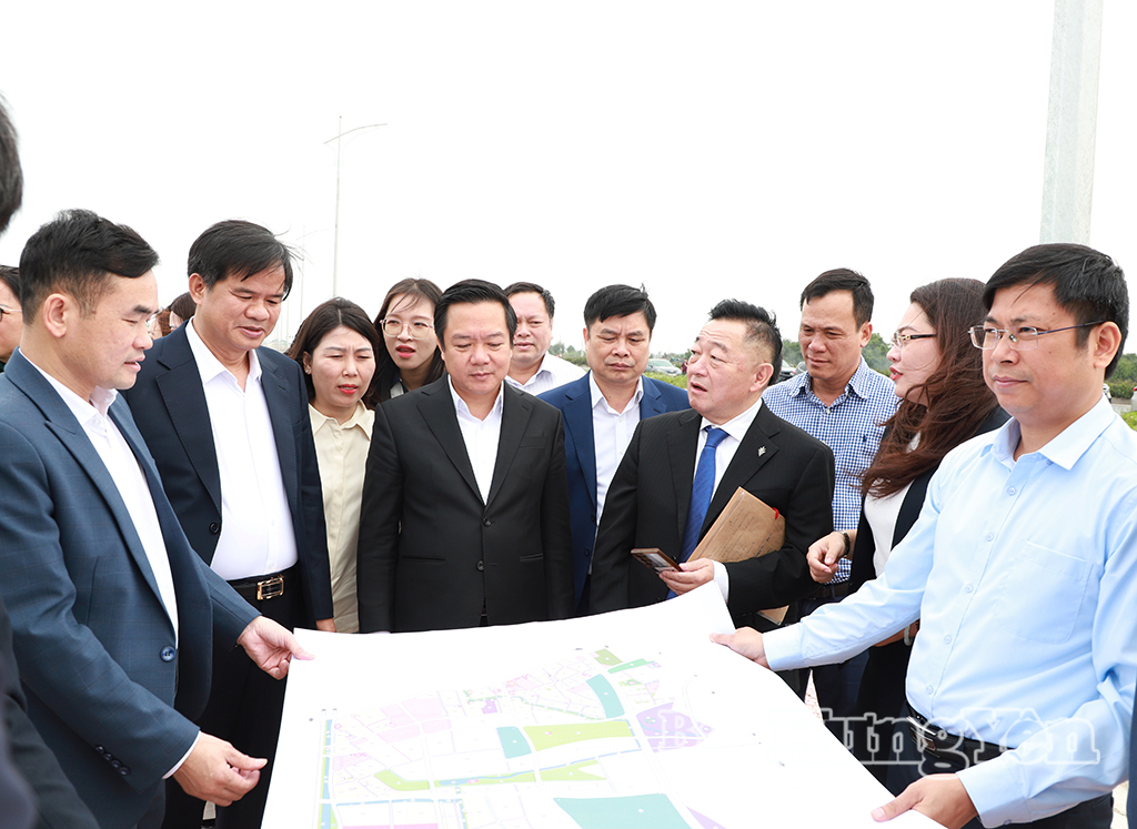 Các đại biểu thực địa tại vị trí dự kiến xây dựng Bệnh viện.