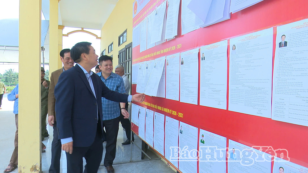 Đồng chí Chủ nhiệm Ủy ban Kiểm tra VV88 casino Nguyễn Quang Hưng kiểm tra công tác chuẩn bị VV88id casino và khuyến mãi tại khu vực bỏ phiếu thôn Tân Mỹ, xã Ngọc Lâm.