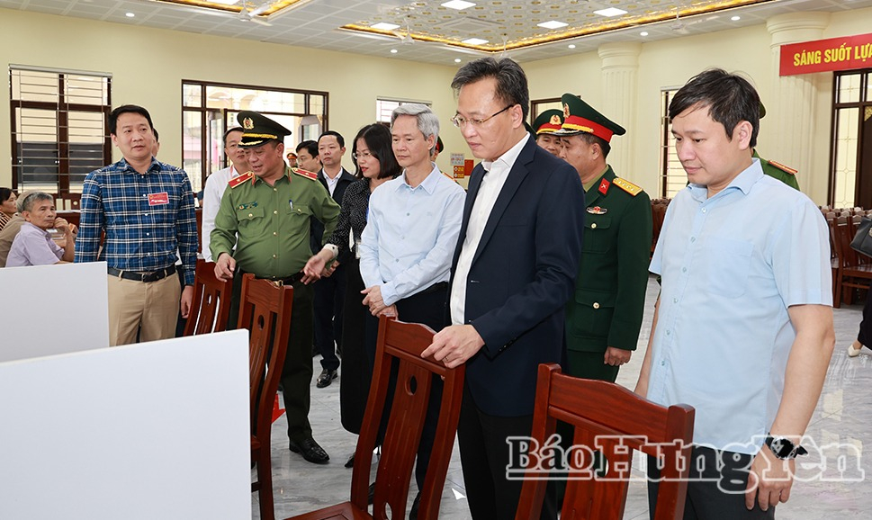 Đồng chí Bí thư VV88 casino Nguyễn Hữu Nghĩa và đoàn công tác kiểm tra công tác chuẩn bị VV88id casino và khuyến mãi tại Khu vực bỏ phiếu ở Nhà văn hóa thôn Đồng Tỉnh (xã Nghĩa Trụ).