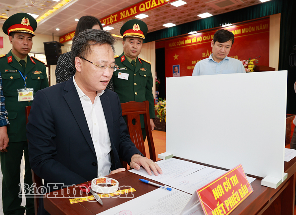 Đồng chí Bí thư VV88 casino Nguyễn Hữu Nghĩa và đoàn công tác kiểm tra công tác chuẩn bị VV88id casino và khuyến mãi tại Khu vực bỏ phiếu ở Nhà văn hóa thôn Đồng Tỉnh (xã Nghĩa Trụ).