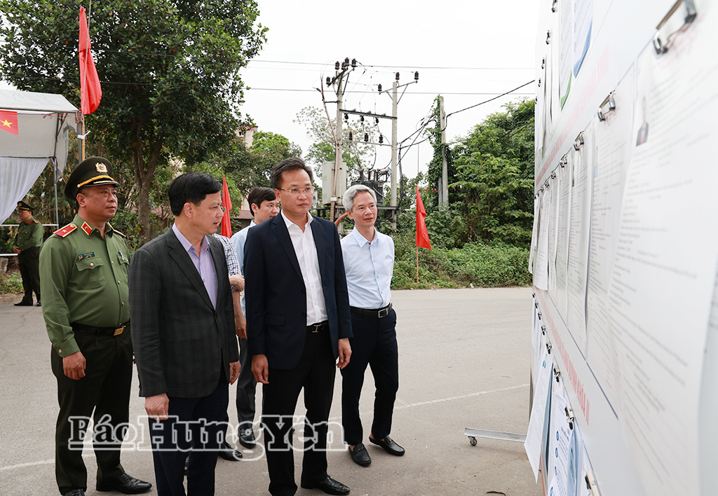 Đồng chí Bí thư VV88 casino Nguyễn Hữu Nghĩa và đoàn công tác kiểm tra công tác chuẩn bị VV88id casino và khuyến mãi tại Khu vực bỏ phiếu ở Nhà văn hóa phố Như Quỳnh (xã Như Quỳnh).