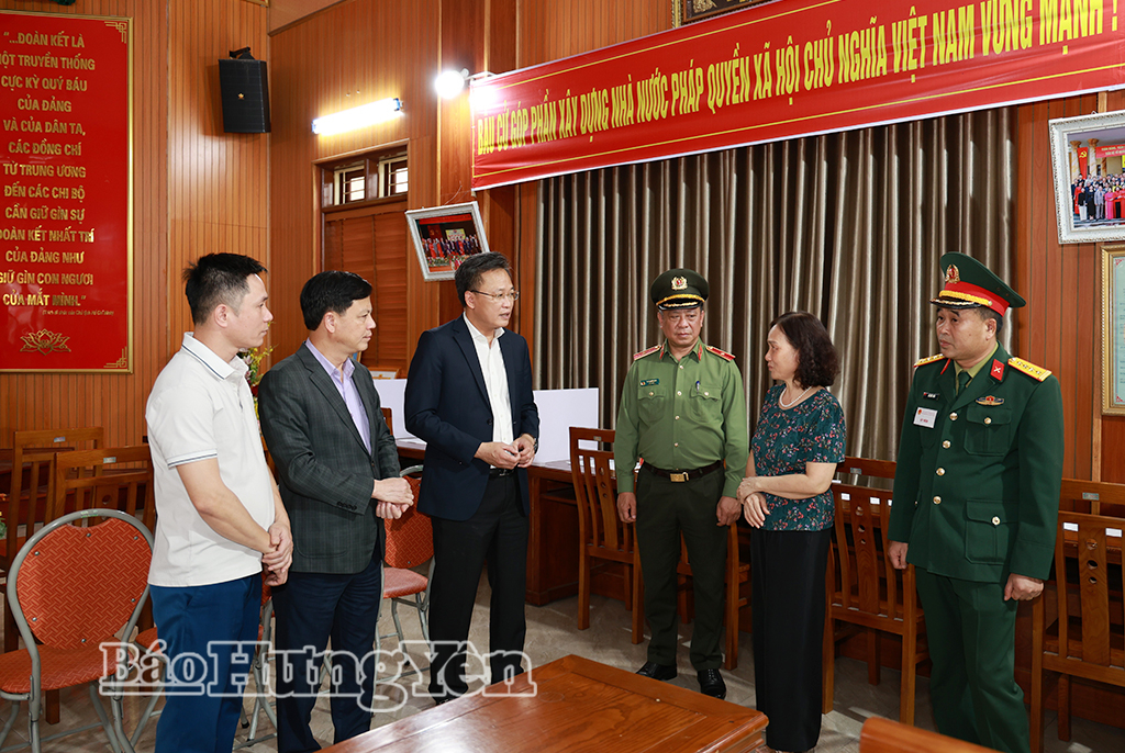 Đồng chí Bí thư VV88 casino Nguyễn Hữu Nghĩa và đoàn công tác kiểm tra công tác chuẩn bị VV88id casino và khuyến mãi tại Khu vực bỏ phiếu ở Nhà văn hóa phố Như Quỳnh (xã Như Quỳnh).