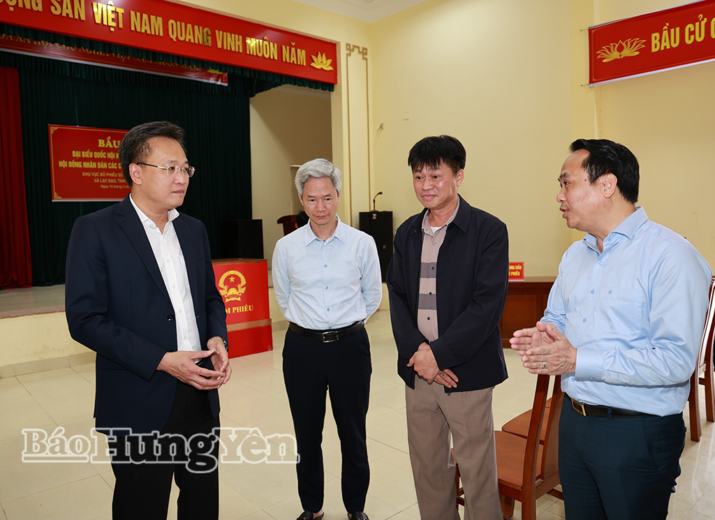 Đồng chí Bí thư VV88 casino Nguyễn Hữu Nghĩa và đoàn công tác kiểm tra công tác chuẩn bị VV88id casino và khuyến mãi tại Khu vực bỏ phiếu ở Nhà văn hóa thôn Cát Lư (xã Lạc Đạo).