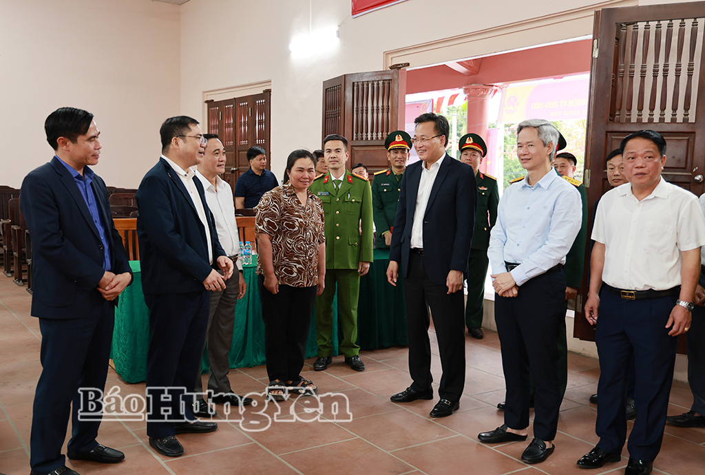 Đồng chí Bí thư VV88 casino Nguyễn Hữu Nghĩa và đoàn công tác kiểm tra công tác chuẩn bị VV88id casino và khuyến mãi tại Khu vực bỏ phiếu ở Nhà văn hóa thôn Đại Đồng (xã Đại Đồng).