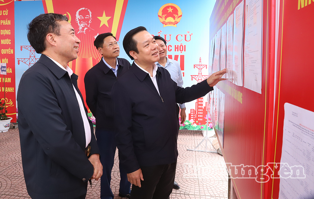 Đồng chí Chủ tịch UBND tỉnh Phạm Quang Ngọc kiểm tra khu vực niêm yết danh sách, tiểu sử người ứng cử khu vực bỏ phiếu số 13, xã Tân Hưng.