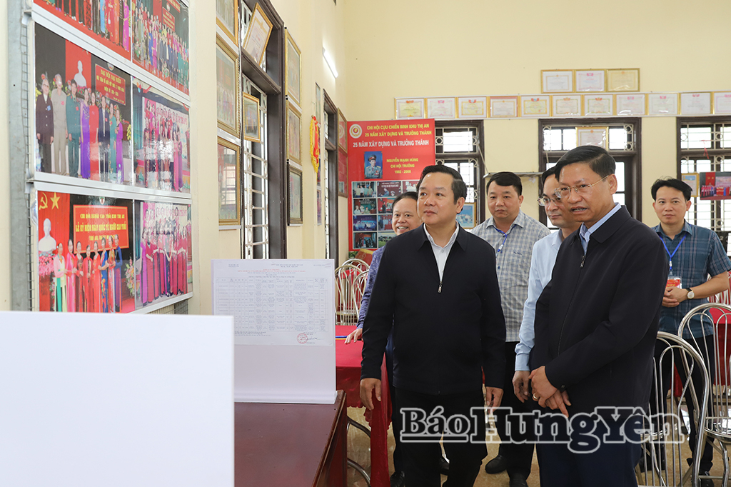 Đồng chí Chủ tịch UBND tỉnh Phạm Quang Ngọc kiểm tra khu vực bỏ phiếu số 14, xã Long Hưng.