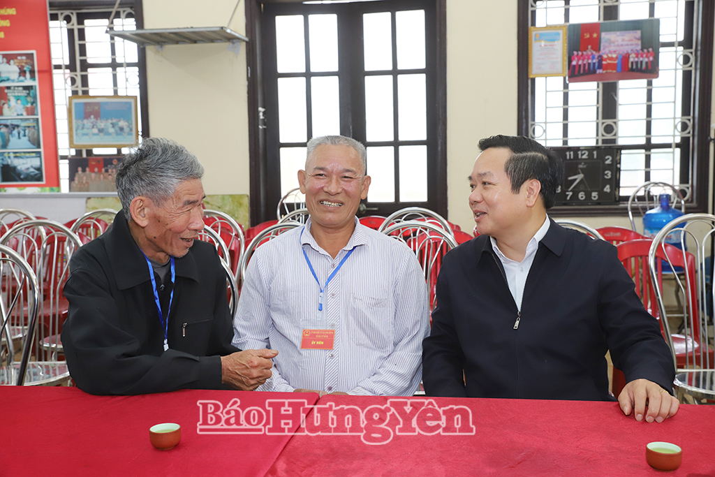 Đồng chí Chủ tịch UBND tỉnh Phạm Quang Ngọc trò chuyện, động viên lực lượng phục vụ công tác VV88id casino và khuyến mãi tại khu vực bỏ phiếu số 14, xã Long Hưng.