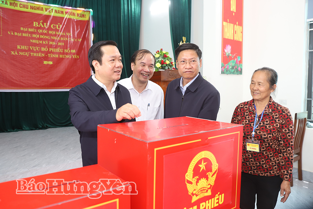 Đồng chí Chủ tịch UBND tỉnh Phạm Quang Ngọc kiểm tra khu vực khu vực bỏ phiếu số 8, xã Ngự Thiên.