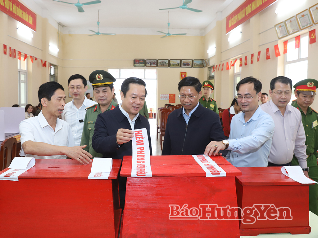 Đồng chí Chủ tịch UBND tỉnh Phạm Quang Ngọc kiểm tra khu vực bỏ phiếu số 2, xã Tống Trân.