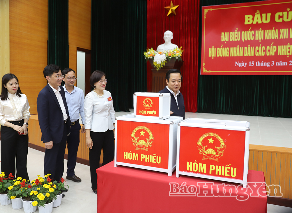 Đồng chí Chủ tịch UBND tỉnh Phạm Quang Ngọc kiểm tra khu vực bỏ phiếu số 14, phường Mỹ Hào.