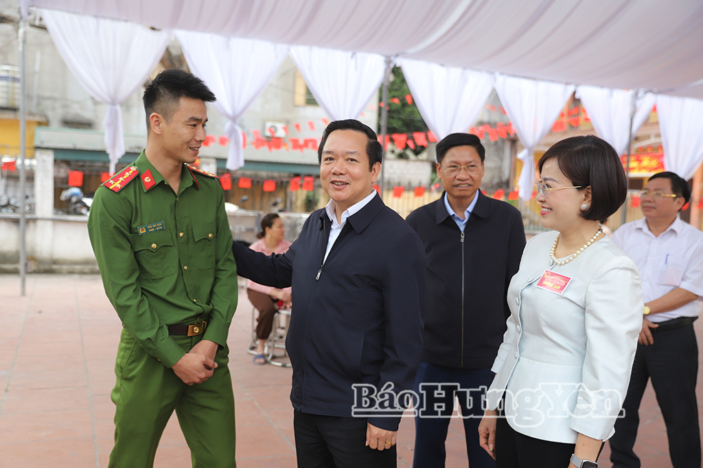 Đồng chí Chủ tịch UBND tỉnh Phạm Quang Ngọc trò chuyện, động viên lực lượng tham gia bảo vệ  khu vực bỏ phiếu số 14, phường Mỹ Hào.