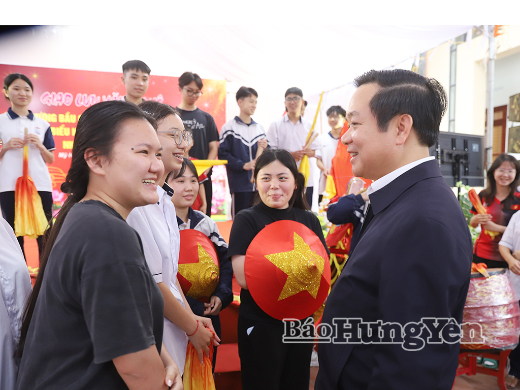 Đồng chí Chủ tịch UBND tỉnh Phạm Quang Ngọc trò chuyện với cử tri lần đầu được đi bỏ phiếu tại phường Mỹ Hào.