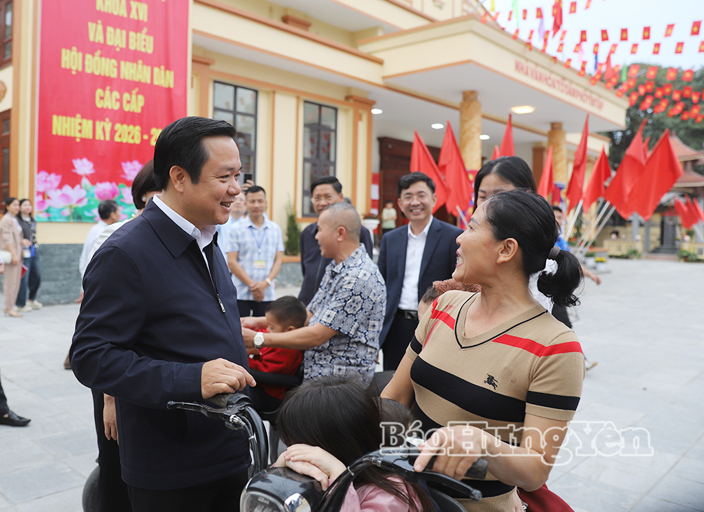 Đồng chí Chủ tịch UBND tỉnh Phạm Quang Ngọc trò chuyện với cử tri phường Mỹ Hào.