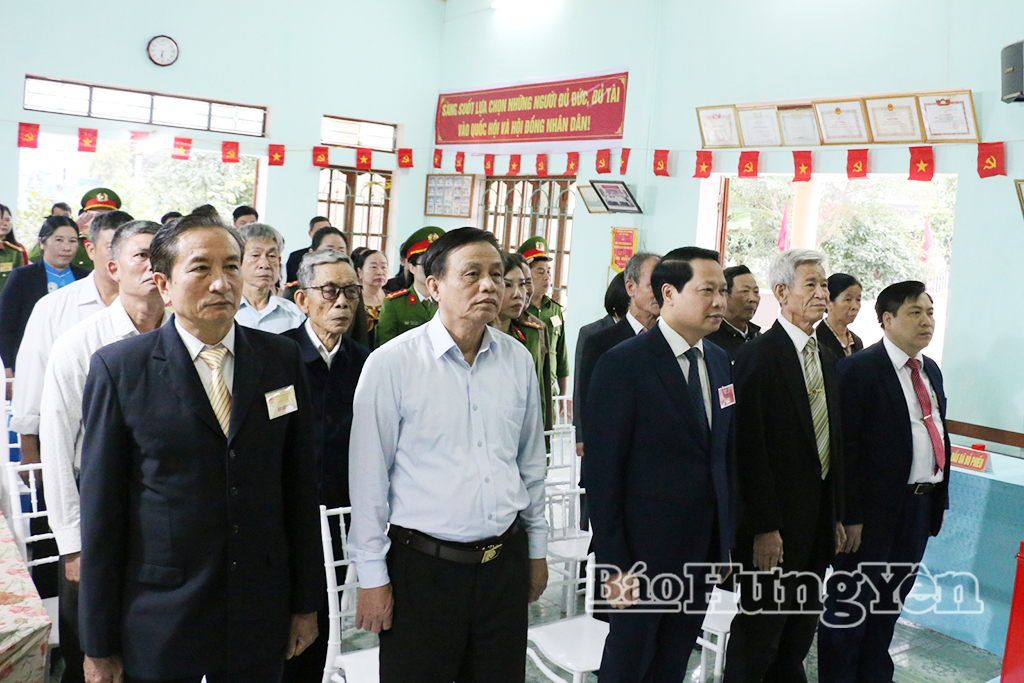 Đồng chí Trưởng ban Nội chính Tỉnh ủy dự lễ khai mạc bầu cử tại Khu vực bỏ phiếu số 16, xã Tân Thuận.