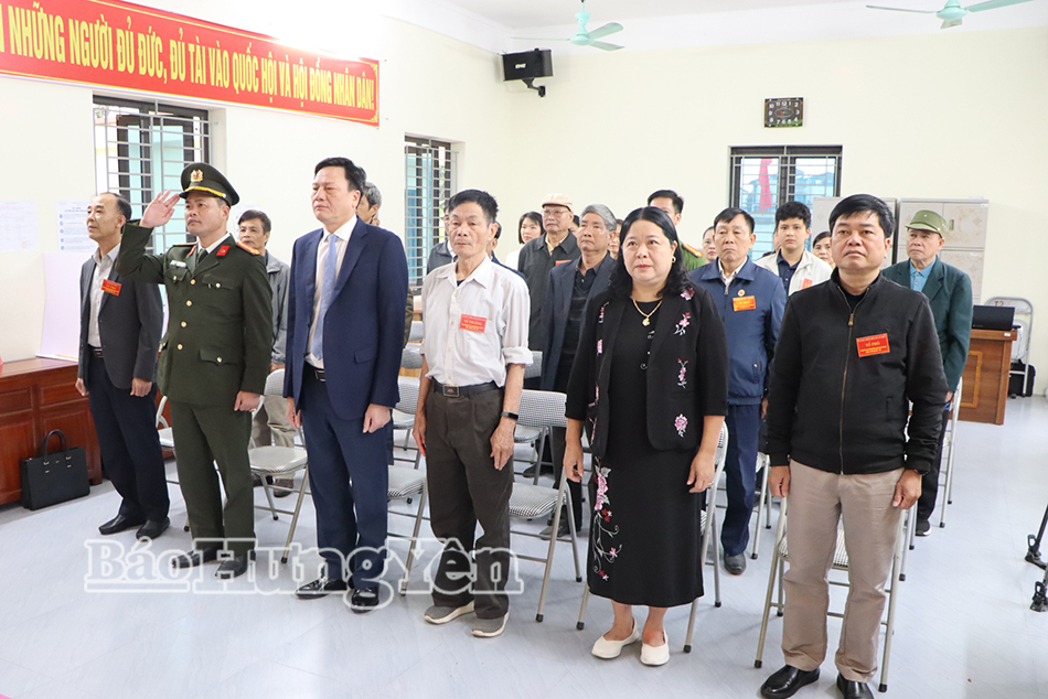 Đồng chí Trưởng ban Quản lý Khu kinh tế tỉnh dự khai mạc bầu cử tại thôn 2, xã Vũ Quý