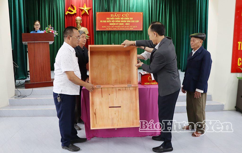 Các thành viên tổ bầu cử thôn 2, xã Vũ Quý kiểm tra hòm phiếu.